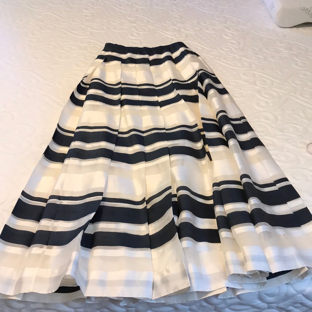 Dana Buchman 100% silk skirt - Picture 2 of 5